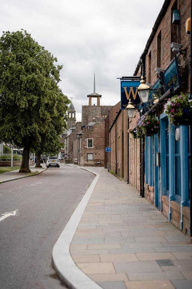 Ness Riverfront Holiday Home - City Centre Inverness Buitenkant foto